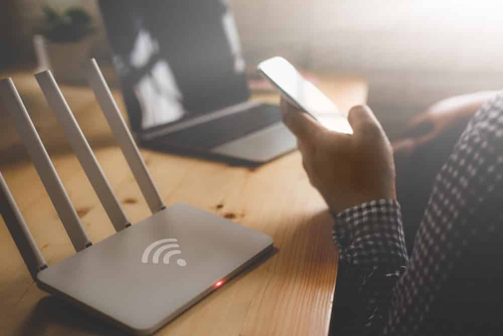 8 manieren om oranje licht op de router te repareren